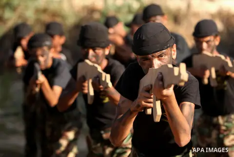 Palestinian youths take part in a military-style graduation ceremony at a summer camp organized by the Islamic Jihad Movement in Khan Younis in the southern Gaza Strip July 15, 2016. Photo by Ashraf Amra