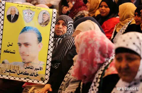 Palestinians take part in a protest demanding release the prisoners in Israeli jails, in front of Red cross office, in Gaza city, on July 18, 2016. Photo by Mohammed Asad