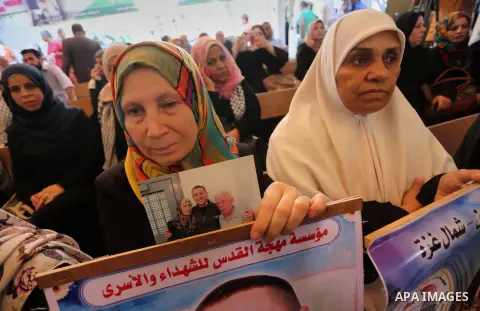 Palestinians take part in a protest demanding release the prisoners in Israeli jails, in front of Red cross office, in Gaza city, on July 18, 2016. Photo by Mohammed Asad