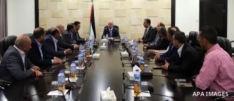 Palestinian Prime Minister, Rami Hamadallah, meets with members of the General Secretariat of the Journalists Syndicate, in the West Bank city of Ramallah, on July 18, 2016. Photo by Prime Minister Office
