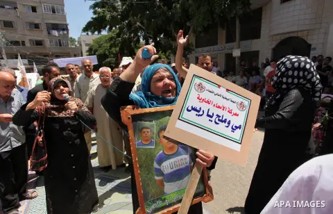 Palestinian families of martyrs take part a protest to demand their rights and salaries, in Gaza city, on July 19, 2016. Photo by Ashraf Amra