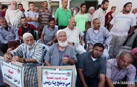 Palestinian families of martyrs take part a protest to demand their rights and salaries, in Gaza city, on July 19, 2016. Photo by Ashraf Amra