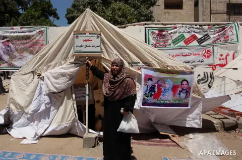 Palestinian families of martyrs take part a protest to demand their rights and salaries, in Gaza city, on July 19, 2016. Photo by Ashraf Amra