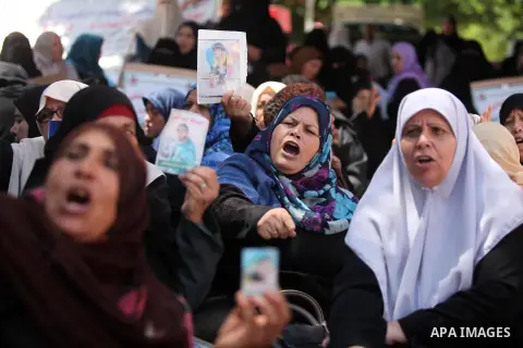 Palestinian families of martyrs take part a protest to demand their rights and salaries, in Gaza city, on July 19, 2016. Photo by Ashraf Amra