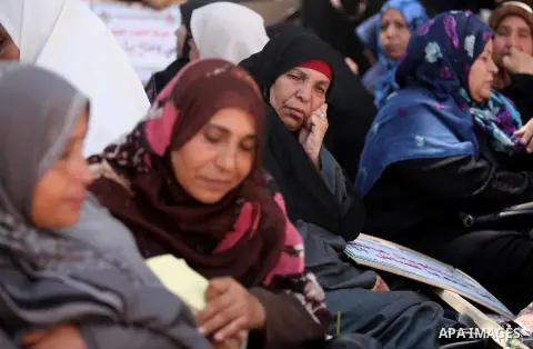 Palestinian families of martyrs take part a protest to demand their rights and salaries, in Gaza city, on July 19, 2016. Photo by Ashraf Amra
