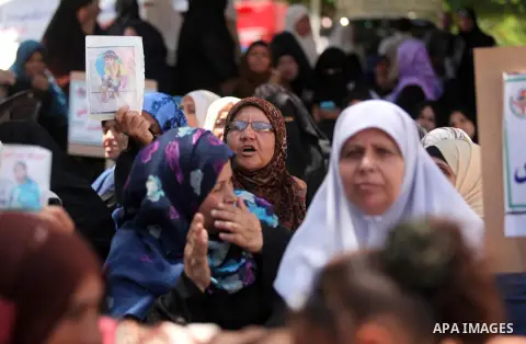 Palestinian families of martyrs take part a protest to demand their rights and salaries, in Gaza city, on July 19, 2016. Photo by Ashraf Amra