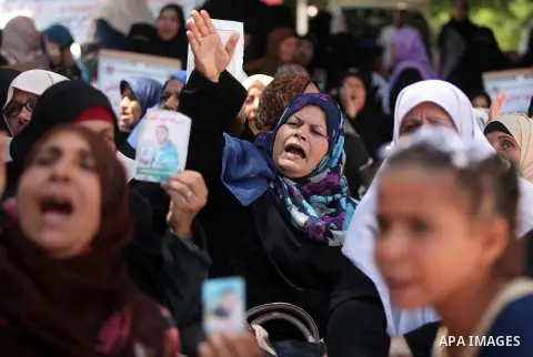 Palestinian families of martyrs take part a protest to demand their rights and salaries, in Gaza city, on July 19, 2016. Photo by Ashraf Amra