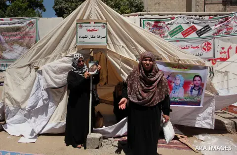 Palestinian families of martyrs take part a protest to demand their rights and salaries, in Gaza city, on July 19, 2016. Photo by Ashraf Amra