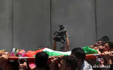Palestinian carry the body of Muhey al-Tabakhi, 12, who was killed on Tuesday during a clash with Israeli troops, during his funeral in the West Bank town of Al-Ram, near Jerusalem July 20, 2016. Photo by Shadi Hatem