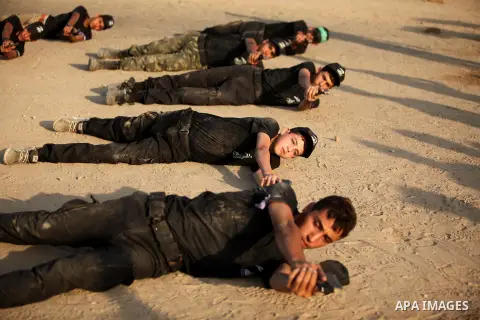 Palestinian youths demonstrate their skills during a military-style exercise at the Liberation Youths summer camp, organised by the Hamas movement, in Gaza city on July 20, 2016. Photo by Ashraf Amra