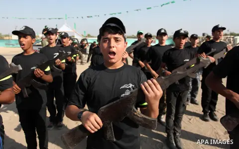 Palestinian youths demonstrate their skills during a military-style exercise at the Liberation Youths summer camp, organised by the Hamas movement, in Gaza city on July 20, 2016. Photo by Ashraf Amra