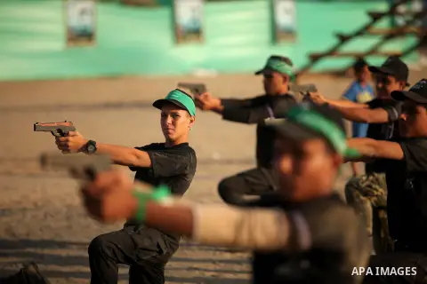 Palestinian youths demonstrate their skills during a military-style exercise at the Liberation Youths summer camp, organised by the Hamas movement, in Gaza city on July 20, 2016. Photo by Ashraf Amra