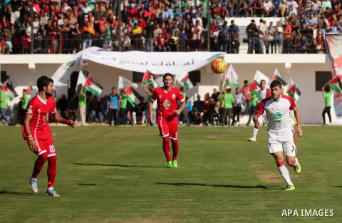 Palestinian Gaza Strip's Khan Younis Youth and Hebron's players compete during the first leg of the Palestine Cup final soccer match at al-Yarmouk stadium in Gaza City July 26, 2016. Photo by Ashraf Amra