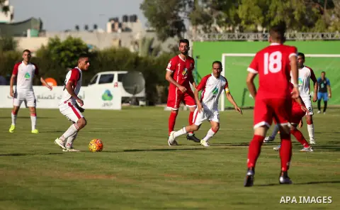 Palestinian Gaza Strip's Khan Younis Youth and Hebron's players compete during the first leg of the Palestine Cup final soccer match at al-Yarmouk stadium in Gaza City July 26, 2016. Photo by Ashraf Amra