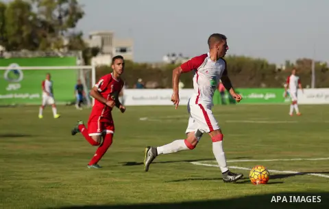Palestinian Gaza Strip's Khan Younis Youth and Hebron's players compete during the first leg of the Palestine Cup final soccer match at al-Yarmouk stadium in Gaza City July 26, 2016. Photo by Ashraf Amra