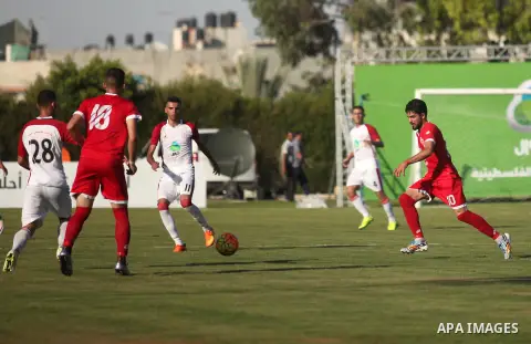 Palestinian Gaza Strip's Khan Younis Youth and Hebron's players compete during the first leg of the Palestine Cup final soccer match at al-Yarmouk stadium in Gaza City July 26, 2016. Photo by Ashraf Amra