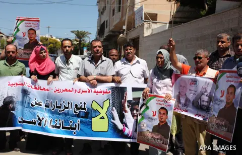 Palestinians take part in a protest demanding for the release of Bilal Kayed a Palestinian prisoner on hunger strike, in front of Red Cross office, in Gaza city, on July 28, 2016. Photo by Ashraf Amra