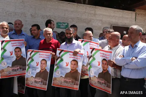 Palestinians take part in a protest demanding for the release of Bilal Kayed a Palestinian prisoner on hunger strike, in front of Red Cross office, in Gaza city, on July 28, 2016. Photo by Ashraf Amra