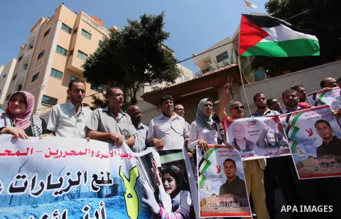 Palestinians take part in a protest demanding for the release of Bilal Kayed a Palestinian prisoner on hunger strike, in front of Red Cross office, in Gaza city, on July 28, 2016. Photo by Ashraf Amra