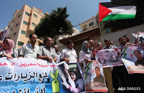 Palestinians take part in a protest demanding for the release of Bilal Kayed a Palestinian prisoner on hunger strike, in front of Red Cross office, in Gaza city, on July 28, 2016. Photo by Ashraf Amra