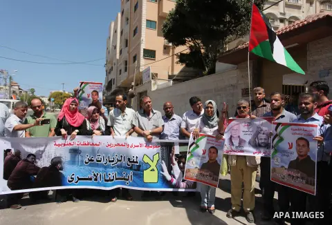 Palestinians take part in a protest demanding for the release of Bilal Kayed a Palestinian prisoner on hunger strike, in front of Red Cross office, in Gaza city, on July 28, 2016. Photo by Ashraf Amra