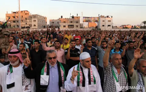 Palestinian supporters of the Islamic Jihad movement take part in a rally in Rafah in the southern Gaza Strip on July 28, 2016. Photo by Abed Rahim Khatib