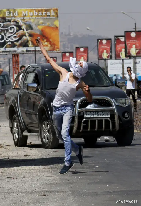 Palestinian activists from the Popular Front of the Liberation of Palestine (PFLP) demonstrate at the Hawara checkpoint near the West Bank city of Nablus on July 29, 2016, against the detention of Bilal Kayed, a fellow P...