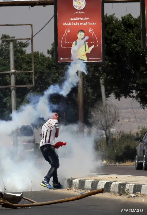 Palestinian activists from the Popular Front of the Liberation of Palestine (PFLP) demonstrate at the Hawara checkpoint near the West Bank city of Nablus on July 29, 2016, against the detention of Bilal Kayed, a fellow P...