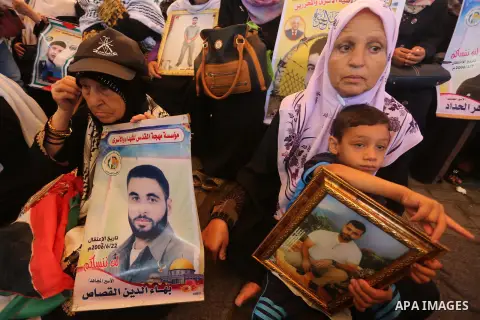 Palestinians take part in a protest demanding release the prisoners in Israeli jails, in front of Red cross office, in Gaza city on Aug. 1, 2016. Photo by Mohammed Asad