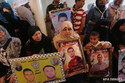 Palestinians take part in a protest demanding release the prisoners in Israeli jails, in front of Red cross office, in Gaza city on Aug. 1, 2016. Photo by Mohammed Asad