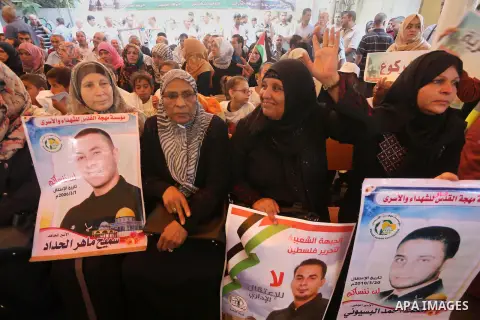 Palestinians take part in a protest demanding release the prisoners in Israeli jails, in front of Red cross office, in Gaza city on Aug. 1, 2016. Photo by Mohammed Asad