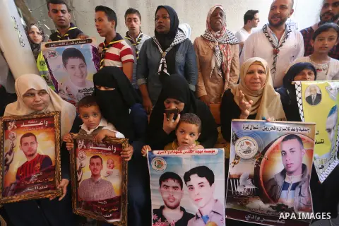 Palestinians take part in a protest demanding release the prisoners in Israeli jails, in front of Red cross office, in Gaza city on Aug. 1, 2016. Photo by Mohammed Asad