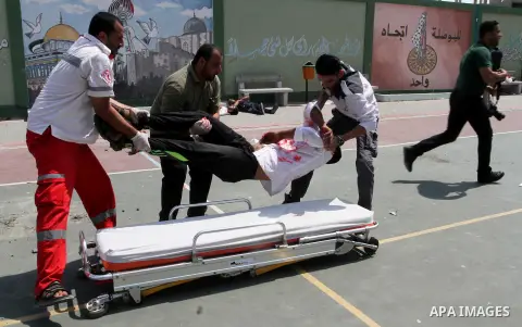 Palestinian rescue workers take part in an emergency simulation exercise in the border city of Rafah, in the southern Gaza Strip, on August 1, 2016. Photo by Abed Rahim Khatib