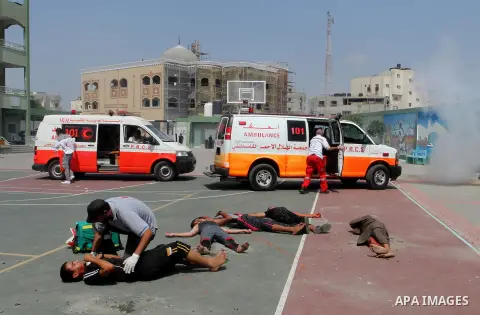 Palestinian rescue workers take part in an emergency simulation exercise in the border city of Rafah, in the southern Gaza Strip, on August 1, 2016. Photo by Abed Rahim Khatib