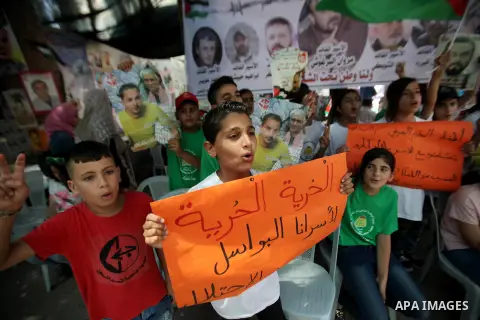 Palestinians take part in a protest demanding for the release of Bilal Kayed a Palestinian prisoner on hunger strike, in the West Bank city of Nablus, on Aug. 03, 2016. Photo by Nedal Eshtayah