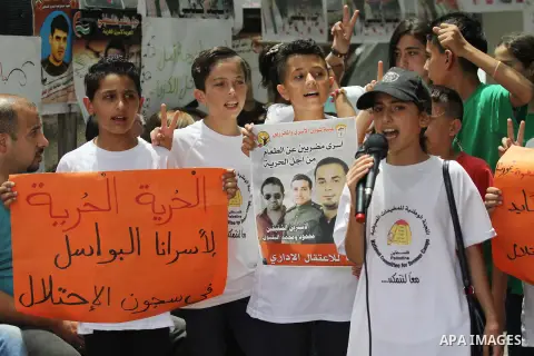 Palestinians take part in a protest demanding for the release of Bilal Kayed a Palestinian prisoner on hunger strike, in the West Bank city of Nablus, on Aug. 03, 2016. Photo by Nedal Eshtayah