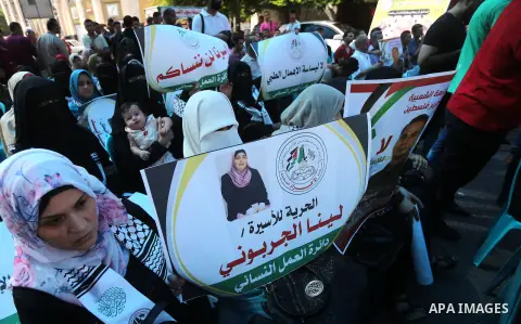 Palestinians take part in a protest demanding release the prisoners in Israeli jails, in front of Red cross office, in Gaza city on Aug. 8, 2016. Photo by Mohammed Asad