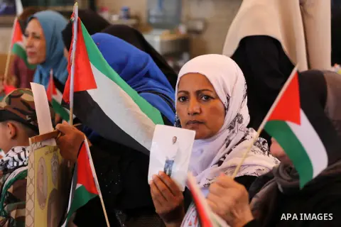 Palestinians take part in a protest demanding release the prisoners in Israeli jails, in front of Red cross office, in Gaza city on Aug. 8, 2016. Photo by Mohammed Asad