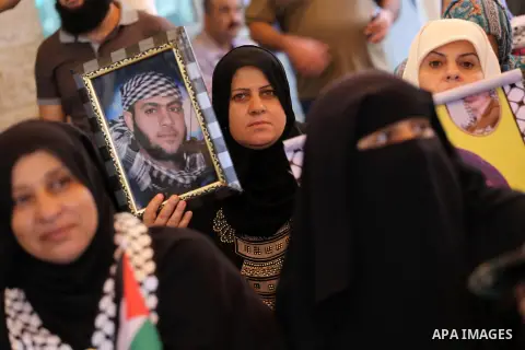 Palestinians take part in a protest demanding release the prisoners in Israeli jails, in front of Red cross office, in Gaza city on Aug. 8, 2016. Photo by Mohammed Asad