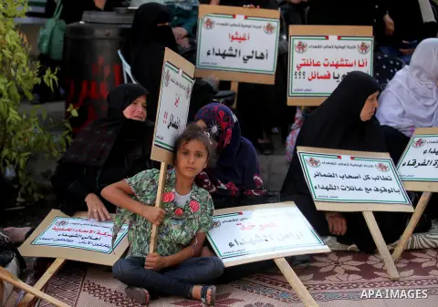 Palestinian families of martyrs take part a protest to demand their rights and salaries, in Gaza city, on August 9, 2016. Photo by Ashraf Amra