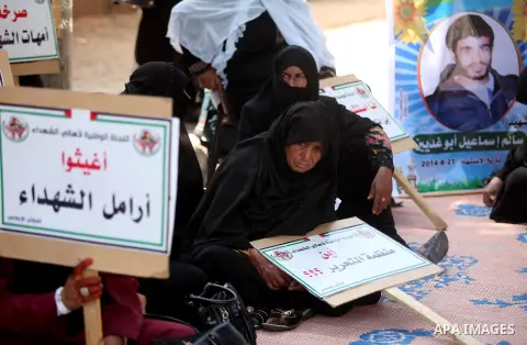 Palestinian families of martyrs take part a protest to demand their rights and salaries, in Gaza city, on August 9, 2016. Photo by Ashraf Amra