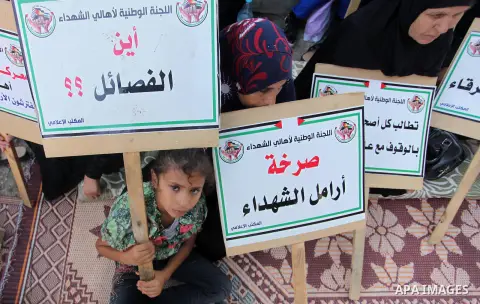Palestinian families of martyrs take part a protest to demand their rights and salaries, in Gaza city, on August 9, 2016. Photo by Ashraf Amra