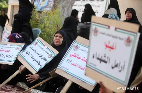 Palestinian families of martyrs take part a protest to demand their rights and salaries, in Gaza city, on August 9, 2016. Photo by Ashraf Amra