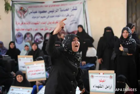 Palestinian families of martyrs take part a protest to demand their rights and salaries, in Gaza city, on August 9, 2016. Photo by Ashraf Amra