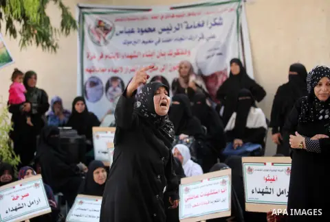 Palestinian families of martyrs take part a protest to demand their rights and salaries, in Gaza city, on August 9, 2016. Photo by Ashraf Amra