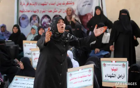 Palestinian families of martyrs take part a protest to demand their rights and salaries, in Gaza city, on August 9, 2016. Photo by Ashraf Amra