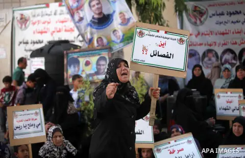 Palestinian families of martyrs take part a protest to demand their rights and salaries, in Gaza city, on August 9, 2016. Photo by Ashraf Amra