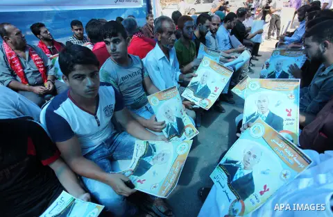 Palestinians take part in a protest demanding for the release prisoners on hunger strike in Israeli jails, in front of Red cross office, in Gaza city on Aug. 11, 2016. Photo by Ashraf Amra