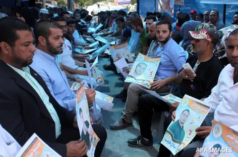 Palestinians take part in a protest demanding for the release prisoners on hunger strike in Israeli jails, in front of Red cross office, in Gaza city on Aug. 11, 2016. Photo by Ashraf Amra