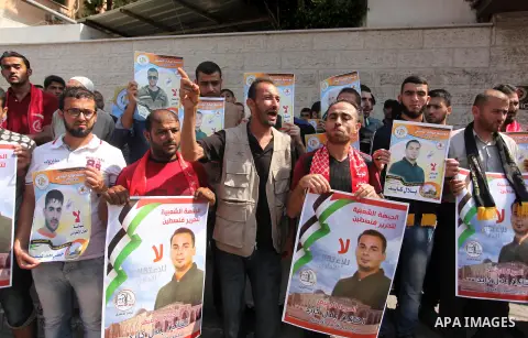 Palestinians take part in a protest demanding for the release prisoners on hunger strike in Israeli jails, in front of Red cross office, in Gaza city on Aug. 11, 2016. Photo by Ashraf Amra